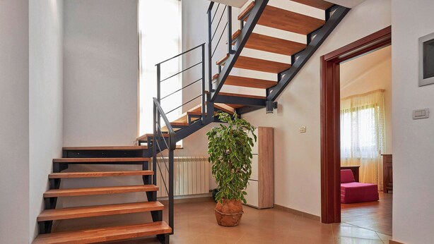 A staircase with wooden steps and black railings, leading to an upper floor. - Villa Theresa in Ližnjan (Haus für 12 Personen) (Liznjan)