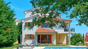 A two-story house with a balcony, a swimming pool, and a garden. - Villa Theresa in Ližnjan (Haus für 12 Personen) (Liznjan)