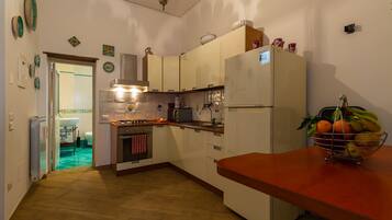 Kühlschrank, Mikrowelle, Ofen, Wasserkocher mit Kaffee-/Teezubehör