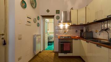 Kühlschrank, Mikrowelle, Ofen, Wasserkocher mit Kaffee-/Teezubehör