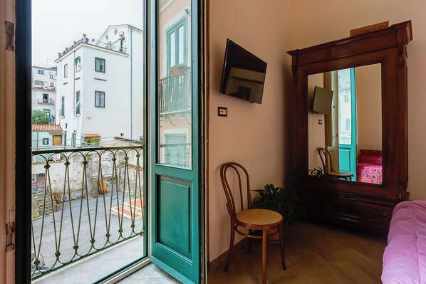 1 habitación, caja de seguridad en la habitación y escritorio 