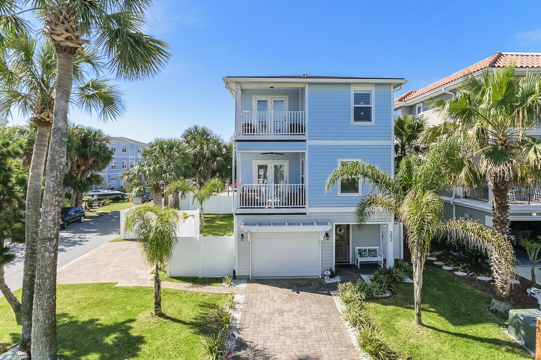 Near Mayo Clinic 2 blocks from ocean 4 bedroom pet friendly home