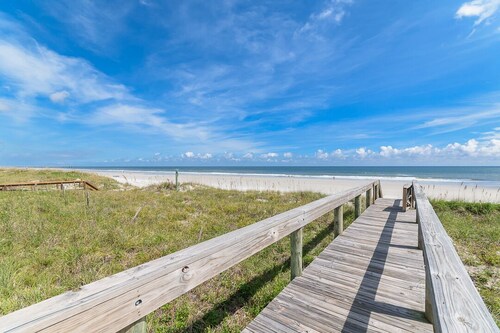 Near Mayo Clinic 2 blocks from ocean 4 BR pet friendly perfect family home.