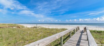 Near Mayo Clinic 2 blocks from ocean 4 BR pet friendly perfect family home.