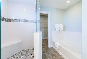 Combined shower/tub, hair dryer, towels