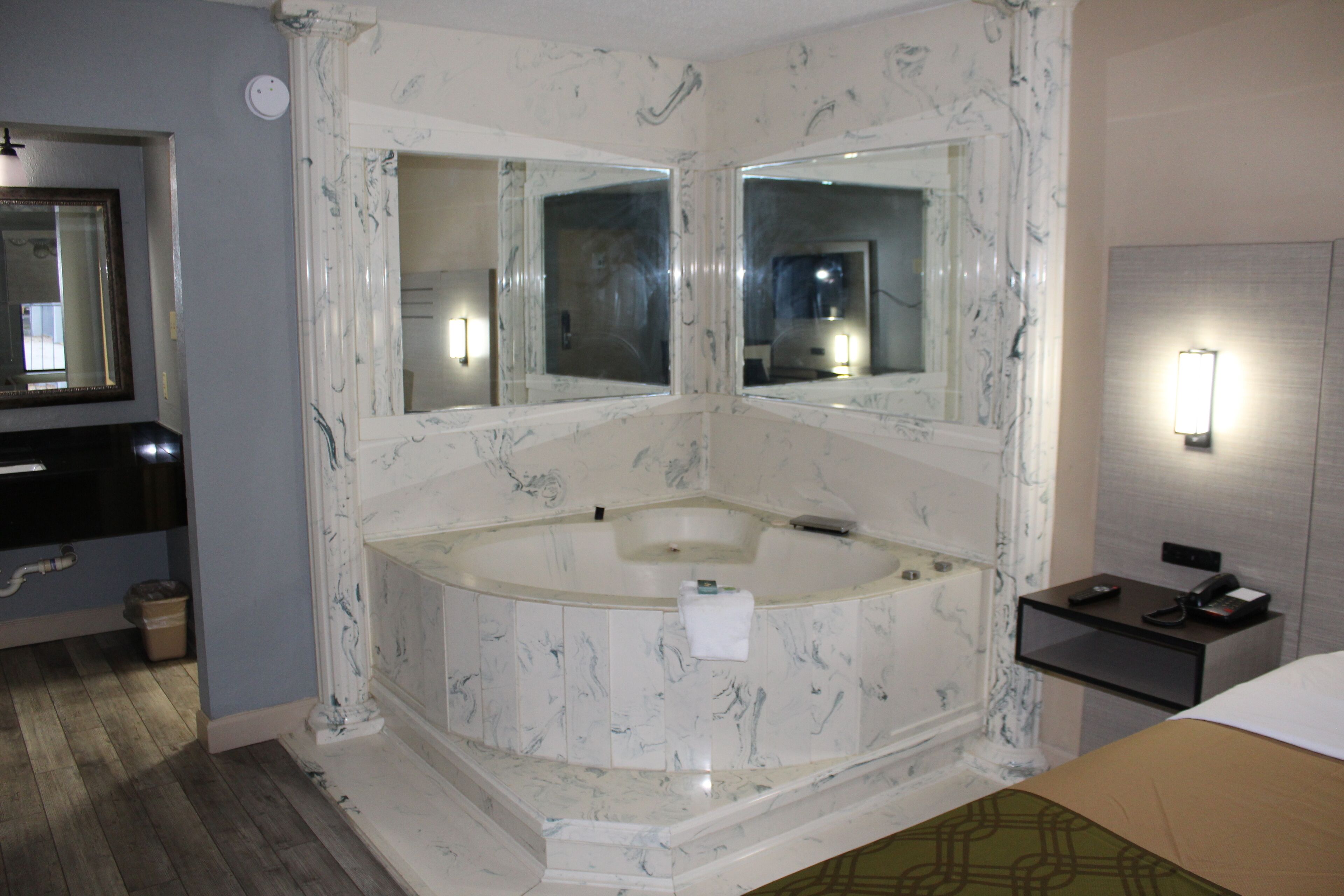 Chambre supérieure, 1 très grand lit, baignoire à remous | Bureau, espace de travail pour ordinateurs portables