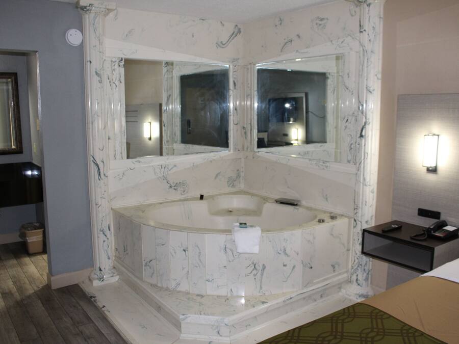 Superior-værelse - 1 kingsize-seng - boblebad | Skrivebord, arbejdsområde til bærbare computere, mørklægningsgardiner