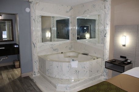 Superior Room, 1 King Bed, Hot Tub. Milan Inn & Suites