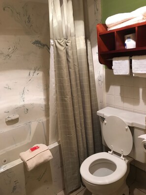 Badkar/dusch, bubbelbadkar, handdukar och tvål