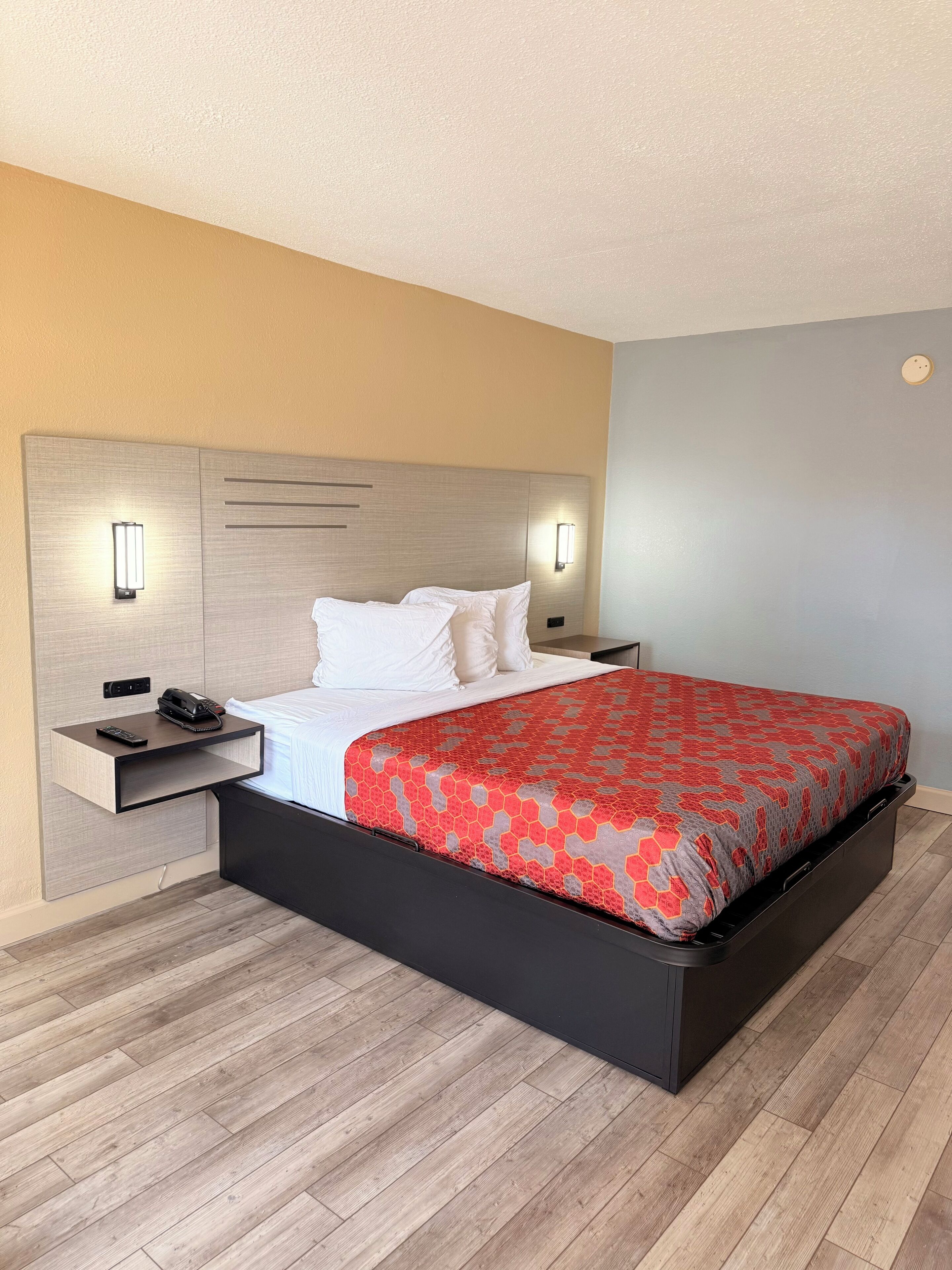 办公桌、笔记本电脑工作区、遮光窗帘、隔音