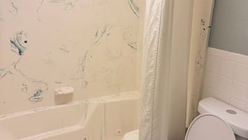 Duschwanne, Whirlpool, Handtücher, Seife