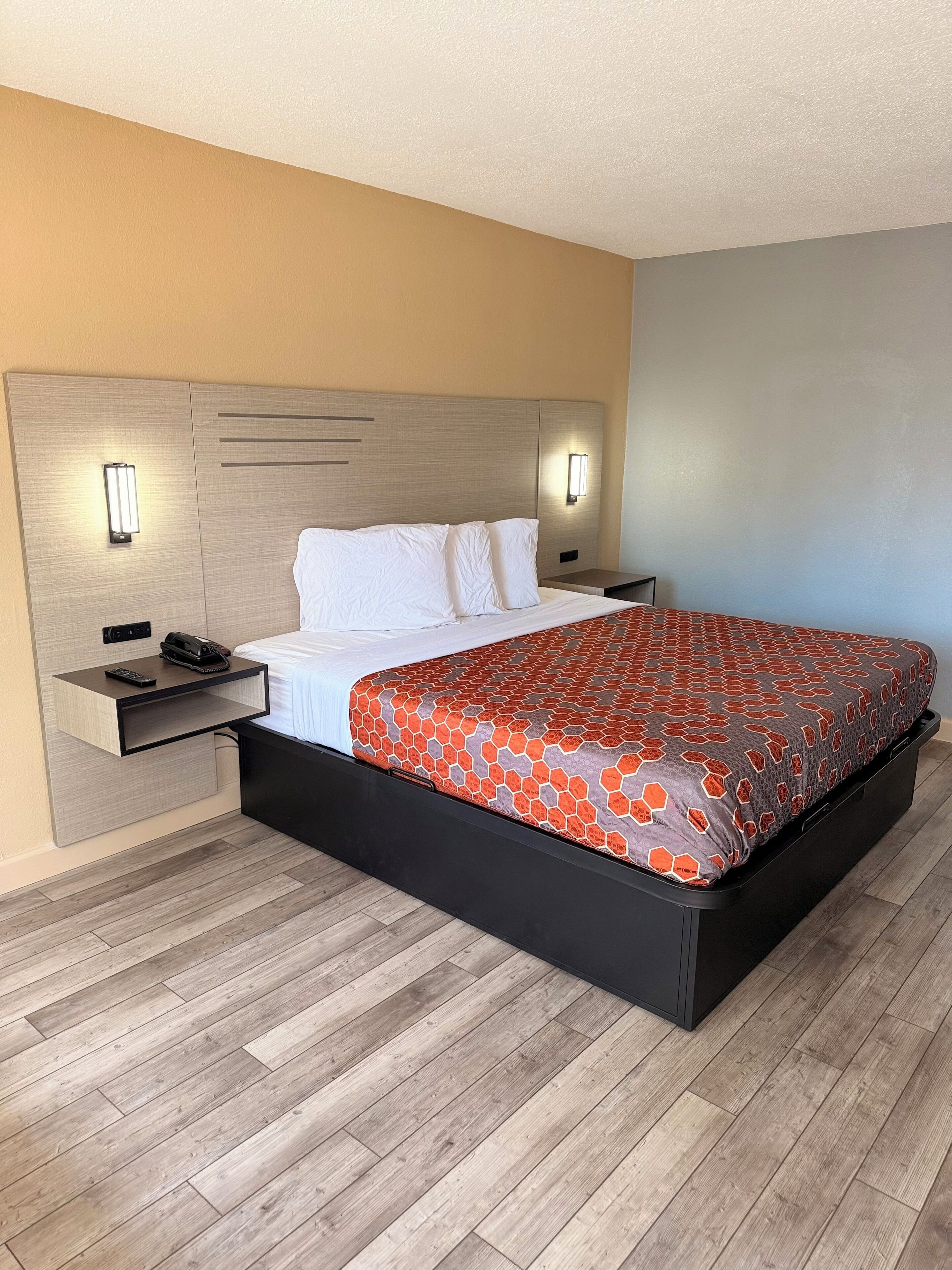 标准房, 1 张特大床, 吸烟房 | 办公桌、笔记本电脑工作区、遮光窗帘、隔音