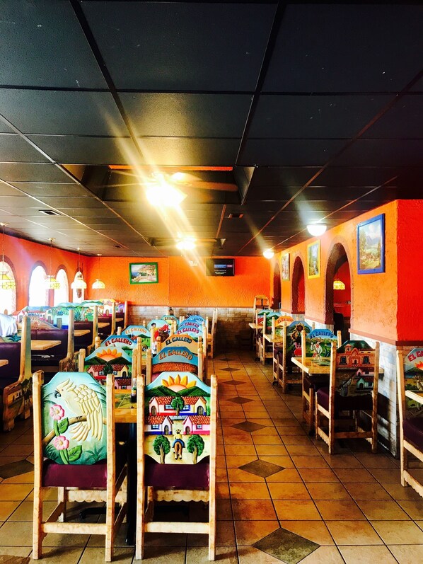 Se sirven desayunos, almuerzos y cenas; cocina mexicana