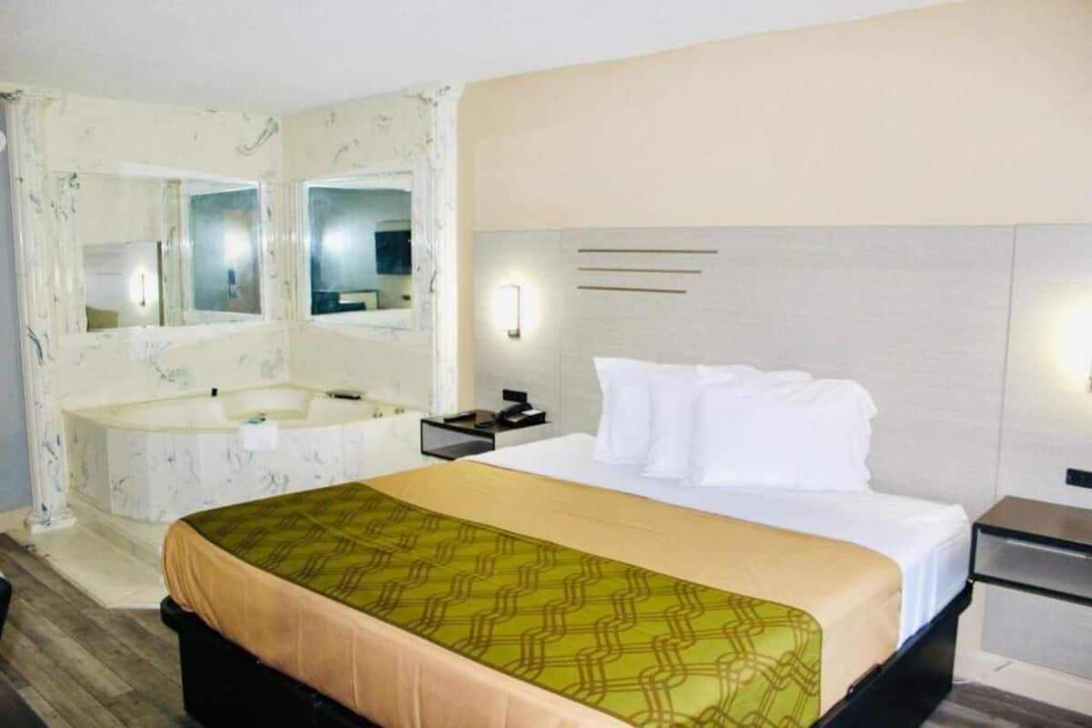 高级房, 1 张特大床, 热水浴缸 | 办公桌、笔记本电脑工作区、遮光窗帘、隔音