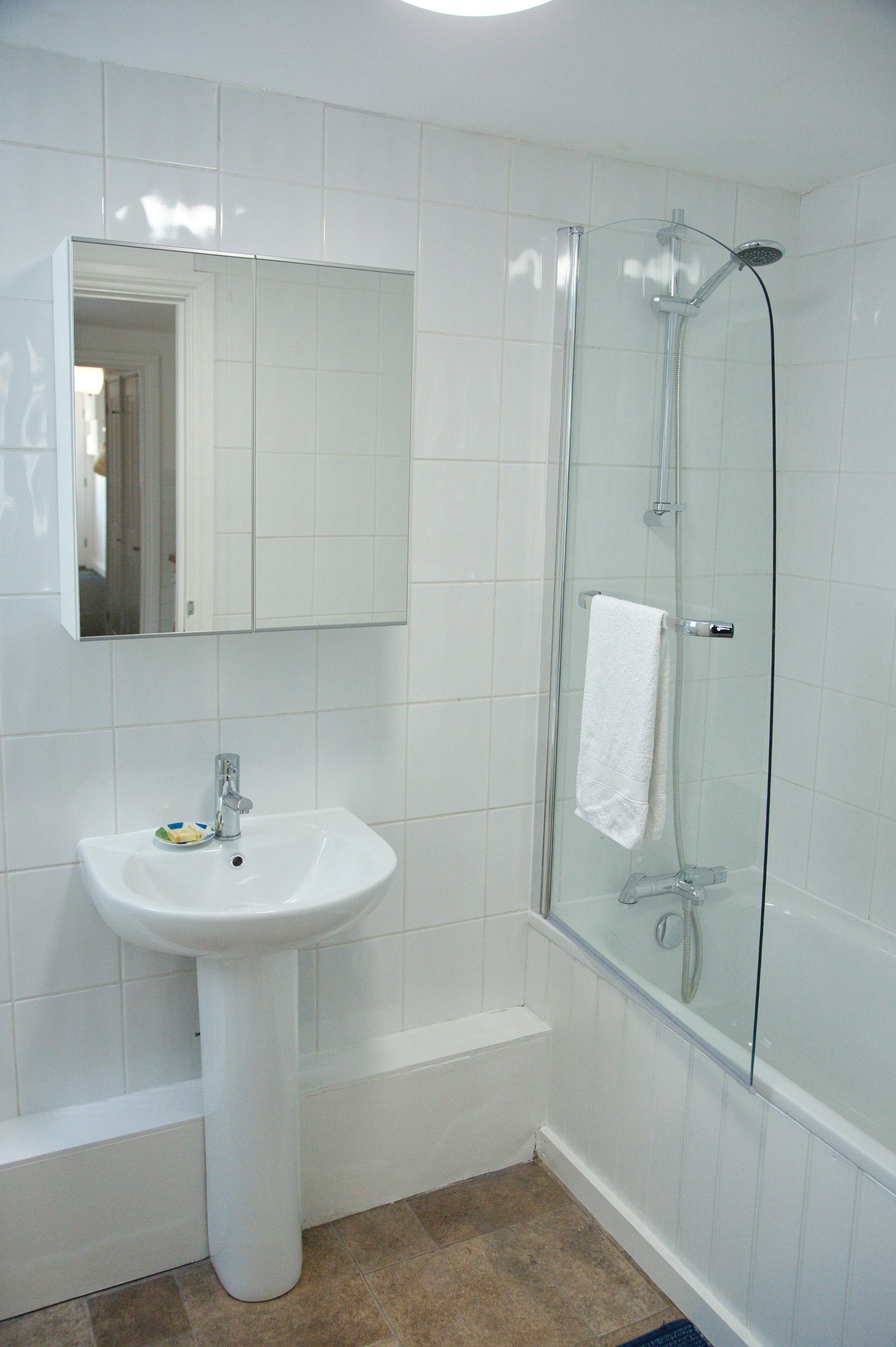 Ensemble douche/baignoire, sèche-cheveux, serviettes fournies, savon
