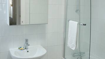 Ensemble douche/baignoire, sĂšche-cheveux, serviettes fournies, savon