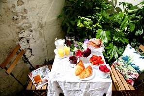 A breakfast table with croissants, strawberries, jam, and a coffee pot. - Charming one bed  flat near Brighton Station and short walk to North Laine (Brighton)