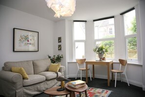Smart-tv, een dvd-speler, boeken en een filmbibliotheek