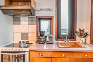 Kjøleskap, mikrobølgeovn, ovn og kokeplater