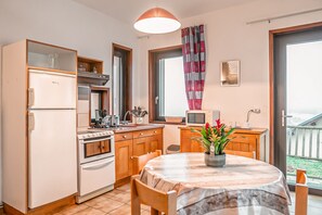 Frigorífico, microondas, horno y placa de cocina