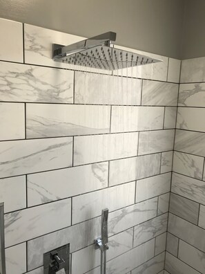 Dusche, Haartrockner, Handtücher, Toilettenpapier