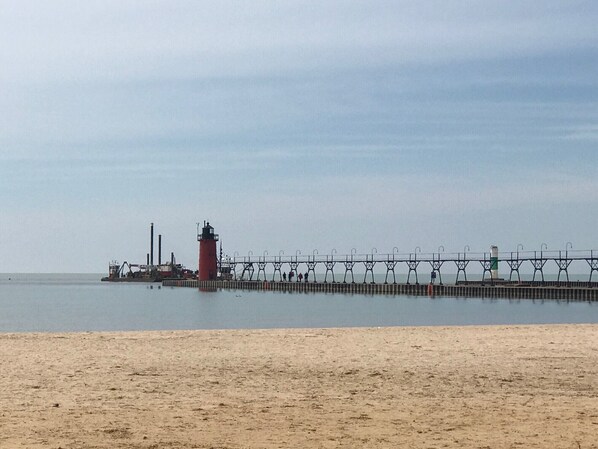 En la playa y toallas de playa 