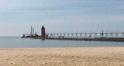 Eagle Street Retreat - Amazing Location - Walk to Restaurants, Shops & the Beach