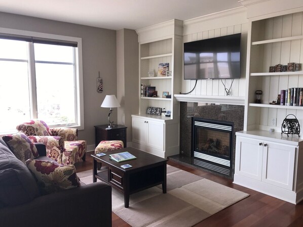 TV connectée, cheminée, livres