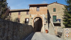 A stone building with a central archway, a staircase, and a bench. - Lovely holiday house: private swimming pool, olive tree garden, cultural setting (Panicale)