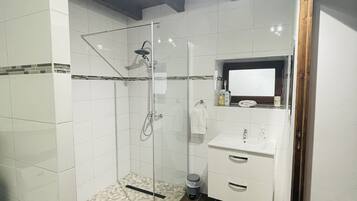 Douche, sèche-cheveux, chaussons, serviettes fournies