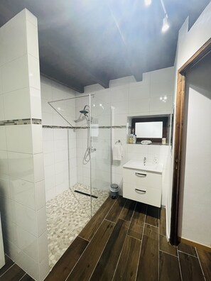 Shower, hair dryer, slippers, towels - Two swallows *** (Houssen)