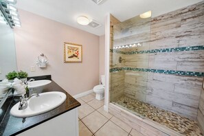 Ensemble douche/baignoire, sèche-cheveux, serviettes fournies