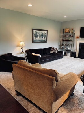 Smart TV, fireplace - Brand new home close to Penn State  (Bellefonte)