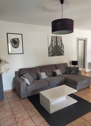 TV, bøker og stereoanlegg