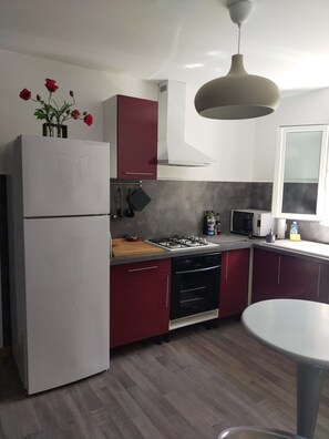 Refrigerador, microondas, horno y parrilla de estufa 