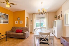 TV, fireplace, DVD player - Club Villamar - Nice house, complete and very sunny, located in a quiet urbanization,with a  priv... (Vidreres)