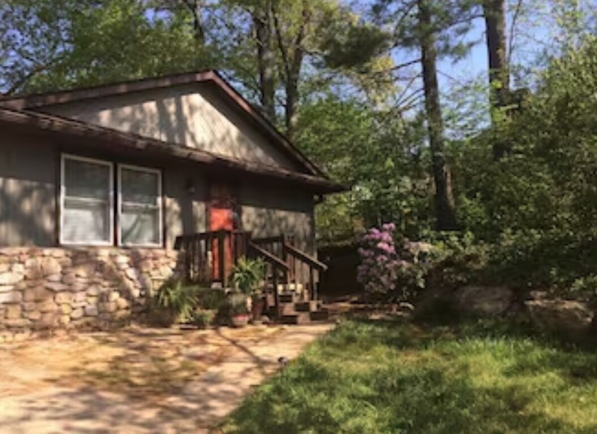 Groove Stone Getaway! 10 min. drive to Downtown Asheville and Biltmore Estate