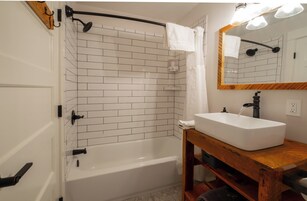 Family Room | Bathroom | Free toiletries, hair dryer, towels, soap