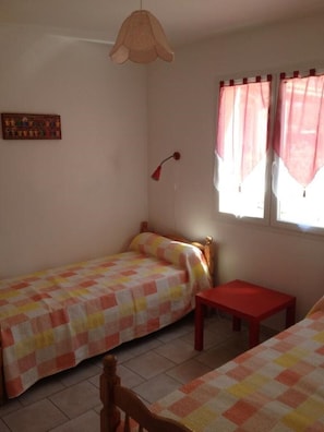 2 bedrooms, iron/ironing board, free WiFi, bed sheets