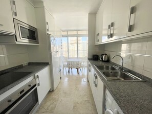 Refrigerador, placa de cocina, tostadora, utensilios de cocina