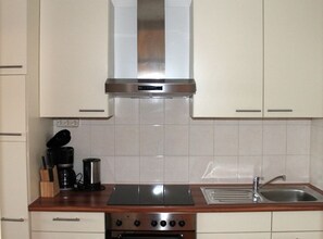 ثلاجة، فرن، موقد طهي مسطح، ماكينة لصنع القهوة/الشاي