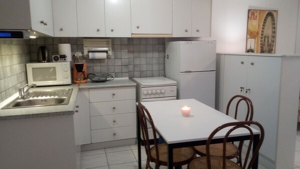 Microwave, coffee/tea maker, electric kettle