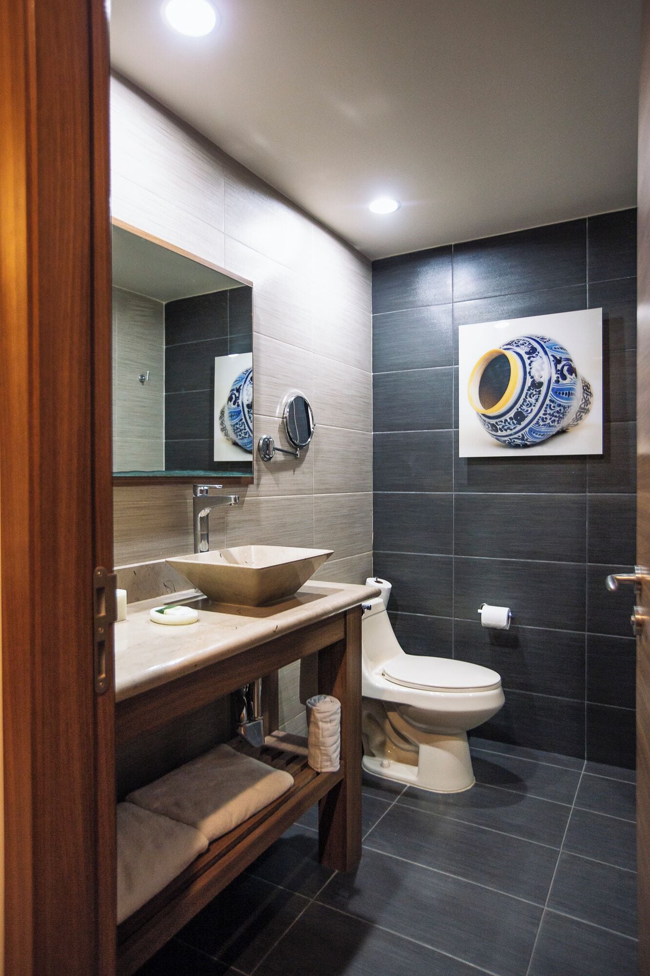superior double room | bathroom | free toiletries, towels