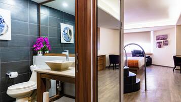 Junior Suite | Bathroom | Free toiletries, towels