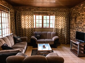 Chalet Supérieur, vue montagne | Coin séjour | Télévision à écran plat de 32 pouces avec chaînes par satellite