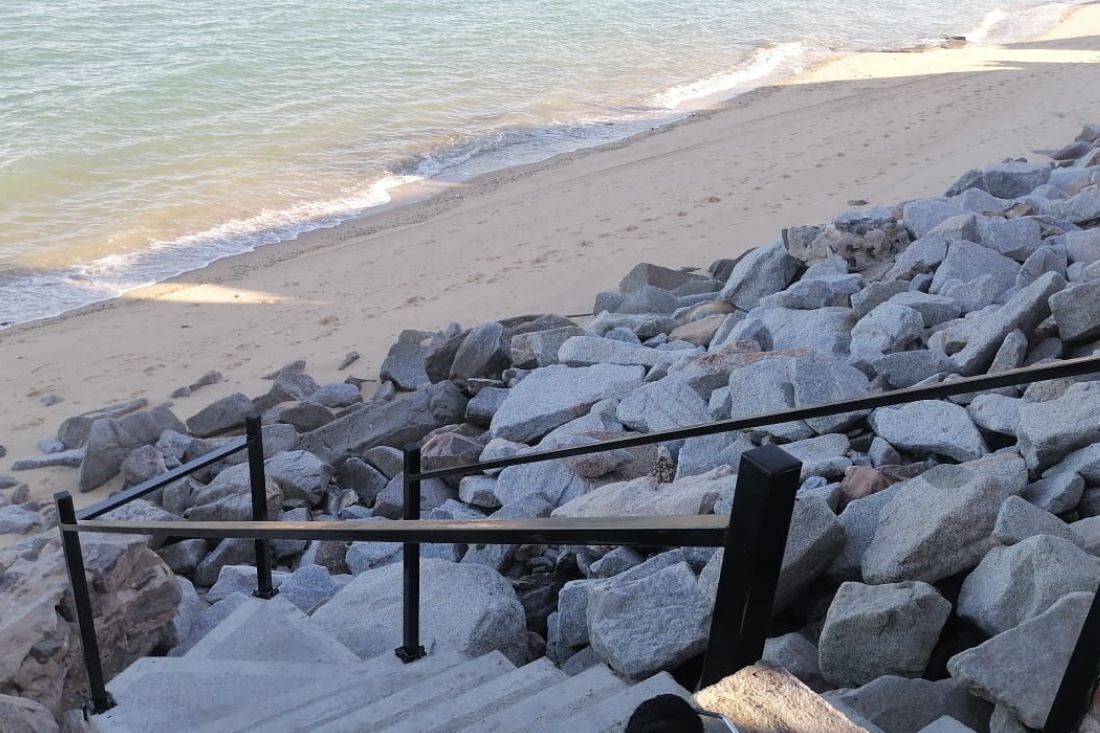 På stranden
