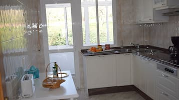 Geladeira, micro-ondas, fogĂŁo, cooktop