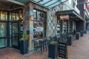 Outdoor dining - Kasa Bellevue Seattle (Bellevue)