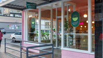 Un escaparate con un letrero que dice 'Matcha Magic'.