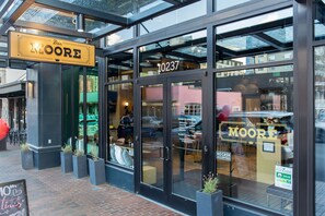 Outdoor dining - Kasa Bellevue Seattle (Bellevue)